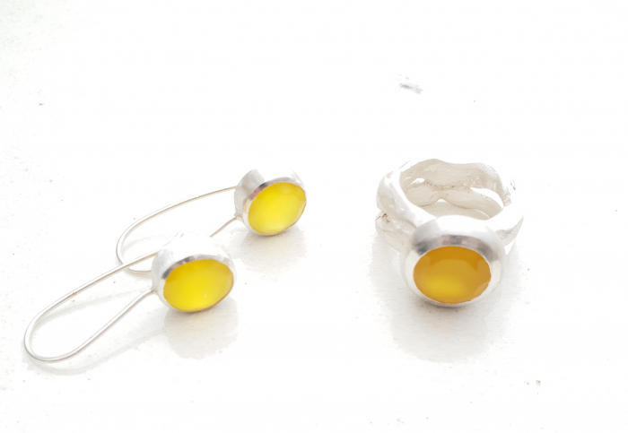 Massiver Ring "Organic" mit einem gelben Chalcedon